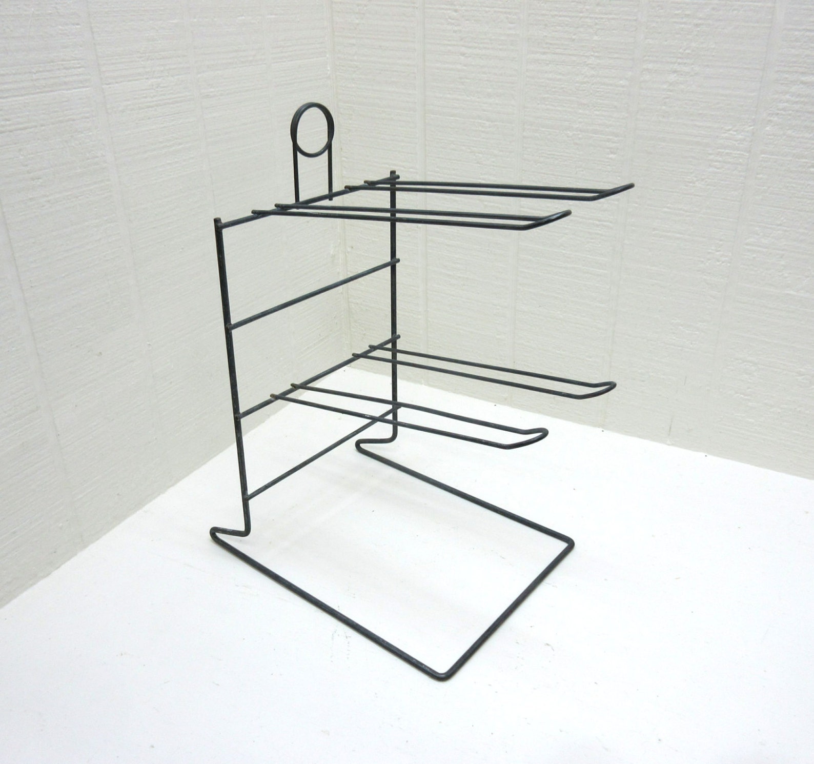 Подставки разных типов. Сетка для витрины. Wire display. Конусная стойка из проволоки. Стойки проволочные настольные.