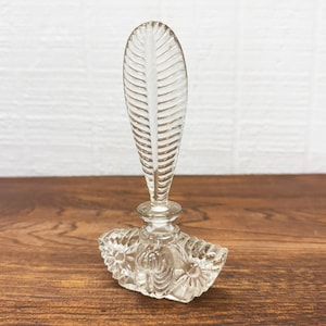 Vintage Art Deco Glass Perfume Bottle with Feather Stopper – Elegant Vanity Decor & Collectible Glass