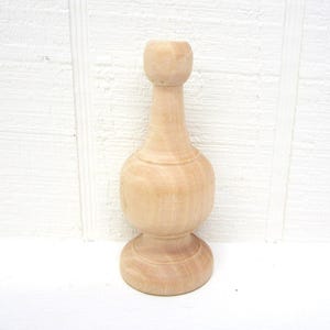 Remate de madera sin terminar con tapa de espiga de perfil elegante. Altura: 4-1/4", diámetro: 1-7/8", tamaño del orificio: 1-1/2".