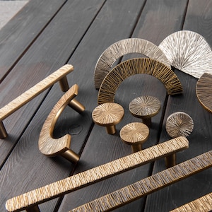 Tirador de cajón semicircular de latón martillado: tirador de armario texturizado