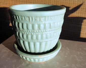 Vintage McCoy Pottery Flower Pot 40's 50's, Signed American Pottery. Self Saucer