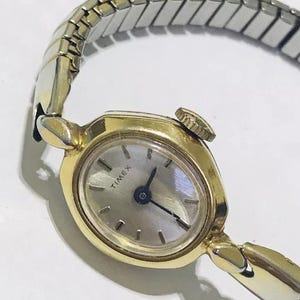 Vintage Timex Ladies Mechanical Wind Watch Gold Tone Textured Bracelet Timex Vintage Hand Mechanical Wind Ladies Gold Tone Dress  main image 4