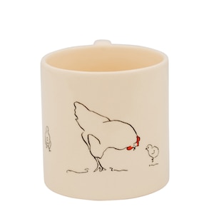Könnte beinhalten: Eine weiße Keramiktasse mit einer schwarzen und roten Illustration einer Henne und Küken. Die Henne schaut auf ein Küken.