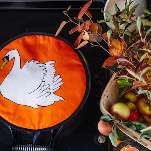 Orange Swan-hällskydd för AGA spis, naturlig bomull, tillverkad i England