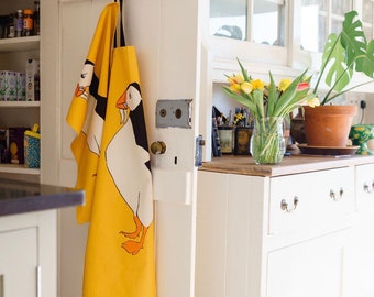 Geel schort met papegaaiduikerontwerp van Cluck Cluck