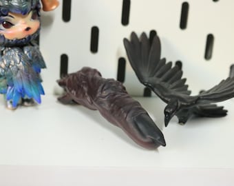 悪魔の指キーホルダー – ハンドメイド樹脂製アニメチャーム – ダークファンタジーアクセサリー