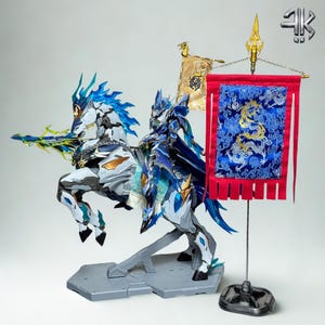 以下が含まれることがあります： 青と白の配色と金のアクセントが施された、馬に乗った戦士の精巧なフィギュア。馬は青い流れるようなたてがみと尾を持っています。戦士は鎧を着ています。青い龍のデザインの赤い旗が表示されています。