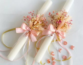 Gepersonaliseerde taps toelopende kaarsen met gedroogde bloemen en harsinitialen