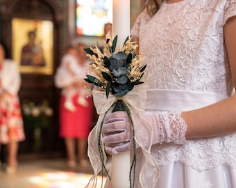 Eleganta ljusstakar av eukalyptus och torkade blommor. Dop- och ceremonidekorationer