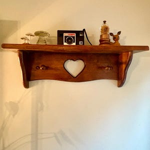 Estantería de pared vintage con forma de corazón recortado, perchero, estilo cottagecore, de madera rústica.