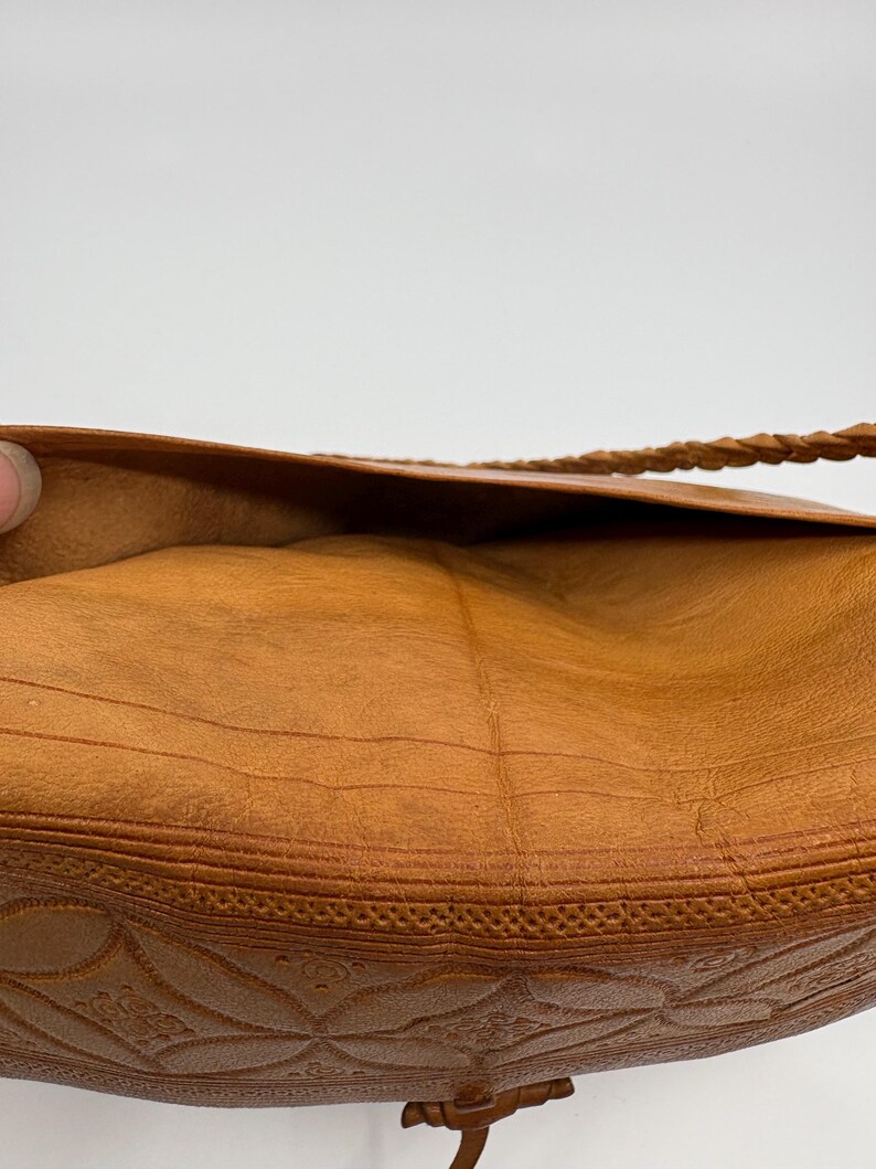 Vintage Tooled Leather Boho Shoulder Bag | Hand Tooled Leather | Artisan Leather Purse with Braided Strap & Tassel | 1970s image 6