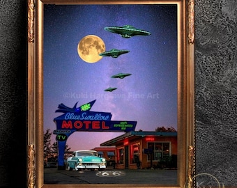 Impresión artística firmada de Kuki Hargrave, colección de platillos voladores del Motel Blue Swallow Centennial de la Ruta 66.