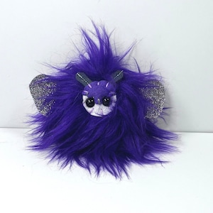 Peluche de mariposa listo para enviar - Polilla morada - Insecto brillante - Kawaii Cutie