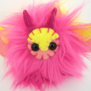 Peluche hecho a mano &quot;Rosy&quot;, polilla de piel sintética - Pequeña mariposa lepidóptera de arce rosa y amarilla - Listo para enviar - Insecto de peluche kawaii