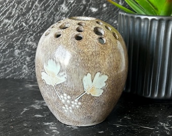 Vintage studio aardewerk bloemenkikkervaas | Keramische knopvaas met bruin blad
