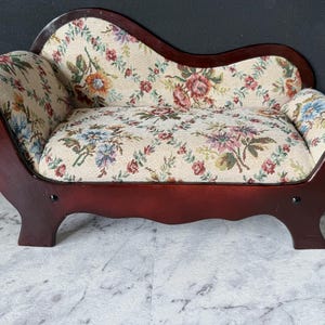 Vintage Floral Tapestry Miniature Chaise Lounge: Dollhouse Furniture, Doll Sofa, Retro Decor Piece