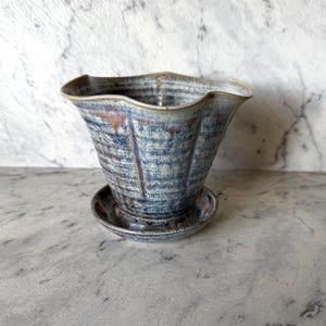 Vaso per orchidee vintage in ceramica con sottovaso / Vaso in ceramica con smalto blu a goccia fatto a mano / Vaso con bordo ondulato