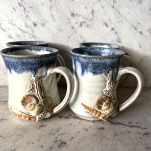 Set di 4 tazze in ceramica vintage / Tazze da caffè in ceramica realizzate a mano / Smalto blu a goccia / Design con conchiglie e coralli /