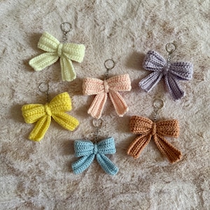 Llavero de lazo de crochet hecho a mano: un bonito colgante rosa para bolso, un regalo suave y estético para ella, un llavero kawaii con un toque cottagecore.