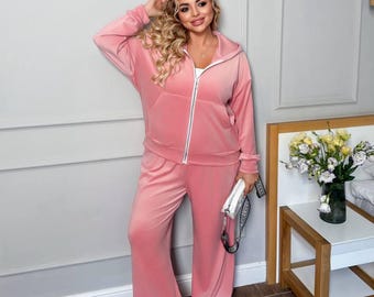 Conjunto de dos piezas de terciopelo rosa para estar en casa: sudadera con capucha para mujer de talla grande con cremallera y pantalones anchos, un atuendo informal y acogedor para el día a día.