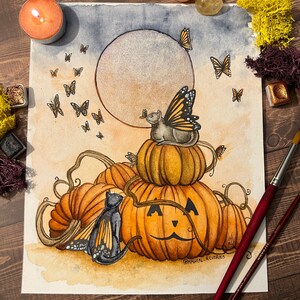 Peut inclure: Peinture à l'aquarelle d'une scène d'Halloween fantaisiste avec une pile de citrouilles, un chat noir avec des ailes de papillon et un chat gris avec des ailes de papillon perché sur le dessus des citrouilles. L'arrière-plan présente une pleine lune et des papillons volants.