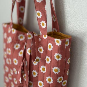 キルティングデイジートートバッグ - 柔らかいコットンの花柄ショルダーバッグ。タイ留め。軽量で収納力抜群。ハンドメイドのデイリーバッグ。