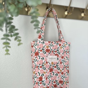 Piccola borsa tote trapuntata fatta a mano – Mini borsa tote trapuntata – Borsa in cotone floreale rosa e rosso – Piccola borsa fatta a mano per libri, snack o pranzo – Soft Fab