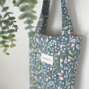 Kleine gesteppte Einkaufstasche - Handgemachte Büchertasche oder Bibeltasche - Weiche, geblümte Baumwolltasche - Geschenk für Sie - Cottagecore-Stil