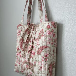 Gesteppte Einkaufstasche mit Blumenmuster - Handgemachte Baumwoll-Schultertasche mit Bindebändern - Romantischer Vintage-Stil - Weiches Geschenk für Sie