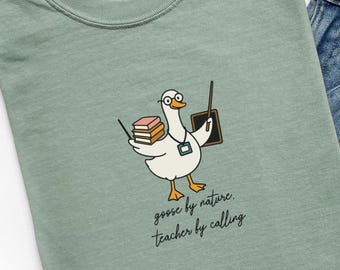 Camiseta fofa para professores, estilo ganso bobo, da Comfort Colors, ideal para a volta às aulas e como presente para professores do ensino fundamental. Modelo A044.
