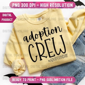 Puede incluir: Una sudadera amarilla clara con la inscripción "adoption CREW" en negro. El hashtag #ADOPTIONDAY es visible debajo de la palabra CREW. La sudadera está colocada sobre unos vaqueros azules.