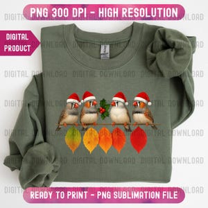 Puede incluir: Sudadera verde oliva con un diseño de cinco pájaros con gorros de Papá Noel posados en una rama. Debajo, hojas de otoño coloridas. El texto "PNG 300 DPI - ALTA RESOLUCIÓN" y "LISTO PARA IMPRIMIR - ARCHIVO DE SUBLIMACIÓN PNG" son visibles.