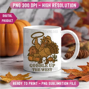 Peut inclure: Mug en céramique blanche avec un dessin de dinde de dessin animé portant un chapeau de cowboy et des bottes, tenant un lasso. Le motif comprend une grange, des citrouilles et le texte "GOBBLE UP THE WEST". Produit numérique pour sublimation.