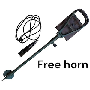 Pode incluir: Um bastão de caminhada verde-oliva com assento, um apito preto em um cordão e o texto "Free horn". O assento é marrom e tem uma alça. O bastão tem uma ponta afiada.