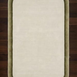 K&ouml;nnte beinhalten: Rechteckiger Teppich in Creme mit einem Rand in Olivgr&uuml;n- und Braunt&ouml;nen. Der Teppich hat abgerundete Ecken und eine weiche Textur, geeignet f&uuml;r Wohn- oder Schlafzimmer. Die Ma&szlig;e des Teppichs sind in Zentimetern.