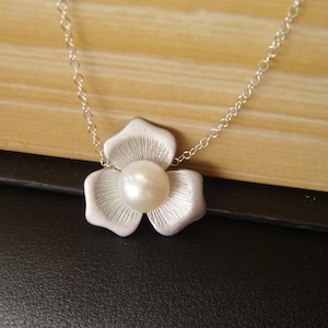 SILVER Magnolia Necklace, White Pearl Necklace, Flower Necklace, Maid of Honor Gift, Pearl Jewelry, Bridesmaid Jewelry, Bridal Party Gift