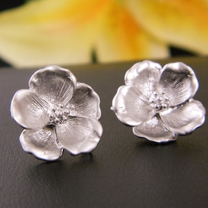 Silver Magnolia Stud Earrings, Mother's Earring, Magnolia Jewelry, Simple Bridesmaid Gift, Christmas Gift, Sister, coworker, Gift for Mom