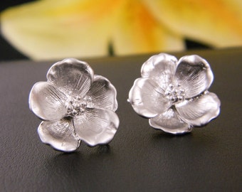 Boucles d’oreilles Silver Magnolia Stud, Boucle d’oreille de la mère, Bijoux Magnolia, Cadeau de demoiselle d’honneur simple, Cadeau de Noël, Sœur, collègue, Cadeau pour maman