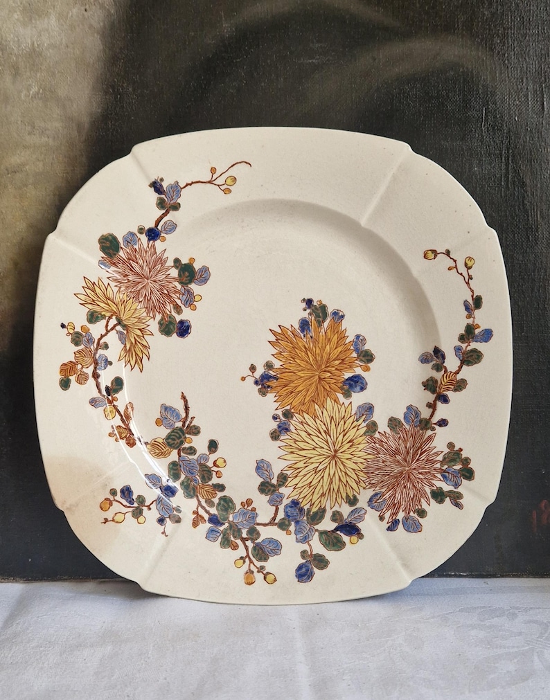 Antik Gien Terre de fer polykrom tallrik med blommotiv, shabby vintage, från Frankrike, sällsynt bild 1