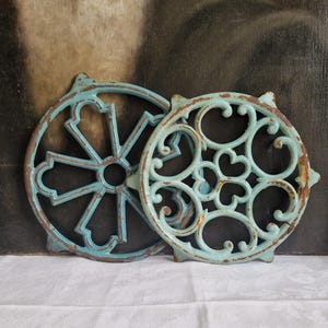 2 oude dienbladen onderzetters van gegoten emaille Shabby vintage uit Frankrijk in mint in een set