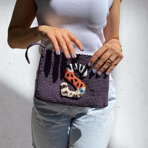 Bolso de mano de crochet con inicial de aguja perforadora • Monedero de verano personalizado • Bolsa de papel e hilo hecha a mano • Regalo con letra personalizada para ella