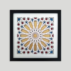 Marrakech / Arte geometrica ritagliata su carta / Decorazione murale a strati / Opera incorniciata (27 x 27 cm / 10,5 x 10,5 pollici)