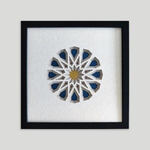 Casablanca / Arte geometrica ritagliata su carta / Decorazione murale a strati / Opera incorniciata (27 x 27 cm / 10,5 x 10,5 pollici)