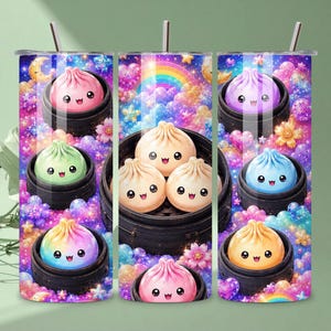 以下が含まれることがあります： 黒い竹製の蒸し器に入った笑顔のパオ（中華まん）のカラフルな模様が描かれた、円筒形のステンレス製タンブラー。背景はピンク、紫、青の雲、輝く星、ハート、虹が散りばめられた幻想的な銀河のデザインです。