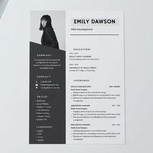 Peut inclure: Un modèle de CV en noir et blanc présentant une photo professionnelle d'une personne en haut à gauche. Le document comprend des sections pour le résumé, le contact, les compétences, les langues, l'éducation et l'expérience, avec le nom Emily Dawson.