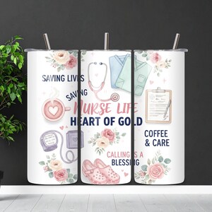 Könnte beinhalten: Weißer Becher mit einem Design mit medizinischen Illustrationen und Text. Das Design umfasst ein Stethoskop, Kittel, eine Kaffeetasse und den Text "Saving Lives, Nurse Life, Heart of Gold, Coffee & Care, Calling is a Blessing."