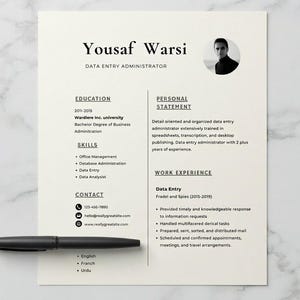 Puede incluir: Una plantilla de currículum profesional para un administrador de entrada de datos llamado Yousaf Warsi, con una foto circular, secciones de educación, habilidades, contacto, perfil y experiencia laboral, junto a un bolígrafo negro.