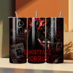 Può includere: Un bicchiere cilindrico con cannuccia in metallo caratterizzato da una grafica horror scura. Il design include una figura incappucciata, un coltello insanguinato, un cartello Woodsboro, un giornale con il testo WHO'S NEXT e WHAT'S YOUR FAVORITE SCARY MOVIE.