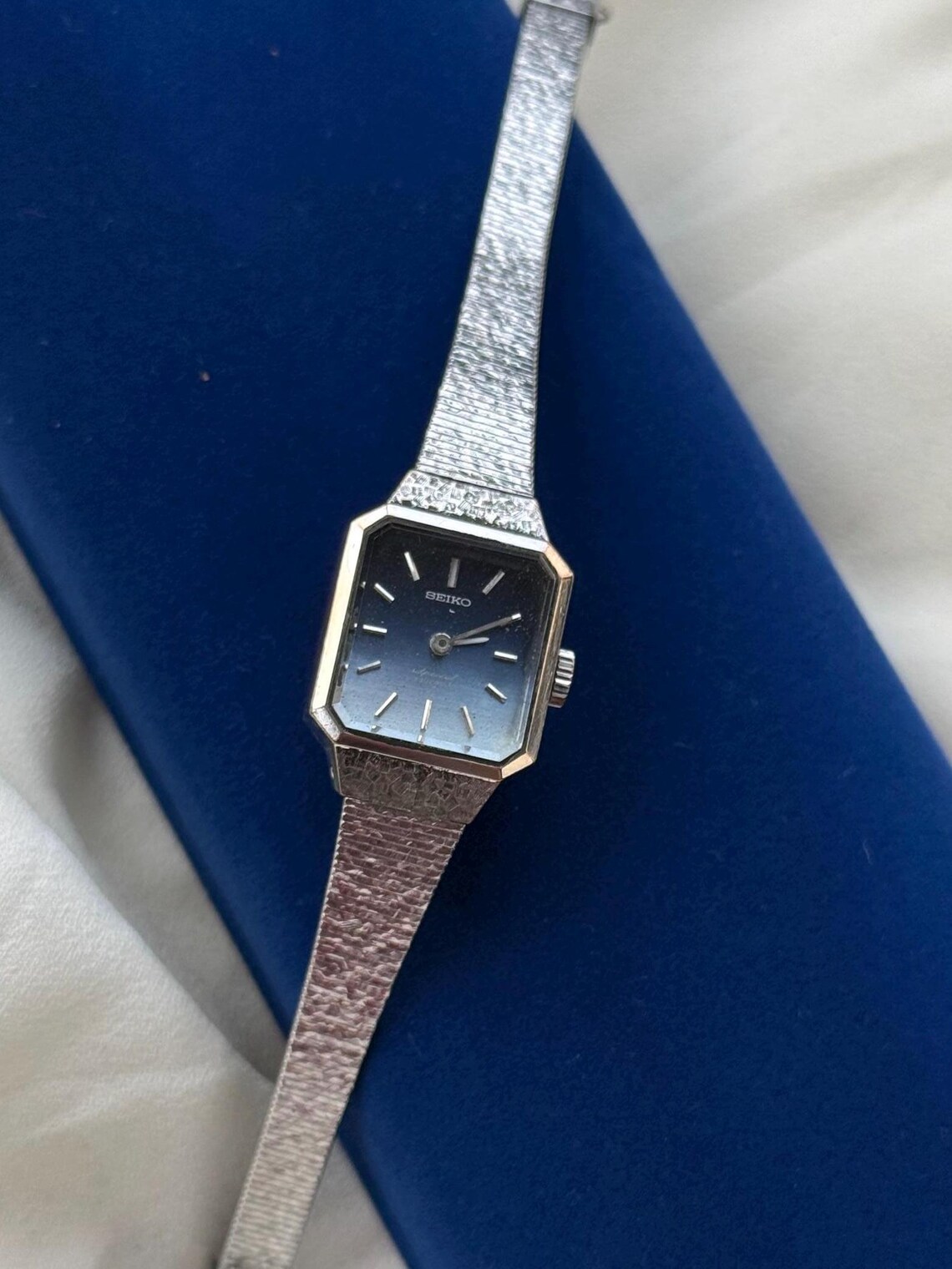 Vintage Rare Seiko Blue dial Silver Watch for women; Mechanical wind, foto 3 de 4