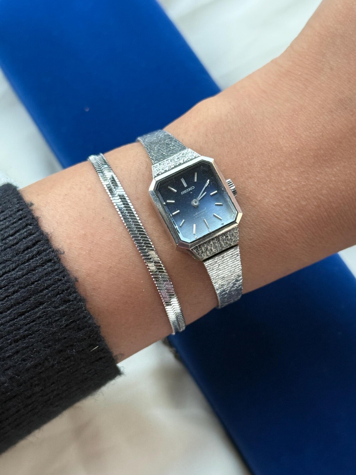 Vintage Rare Seiko Blue dial Silver Watch for women; Mechanical wind, foto 2 de 4